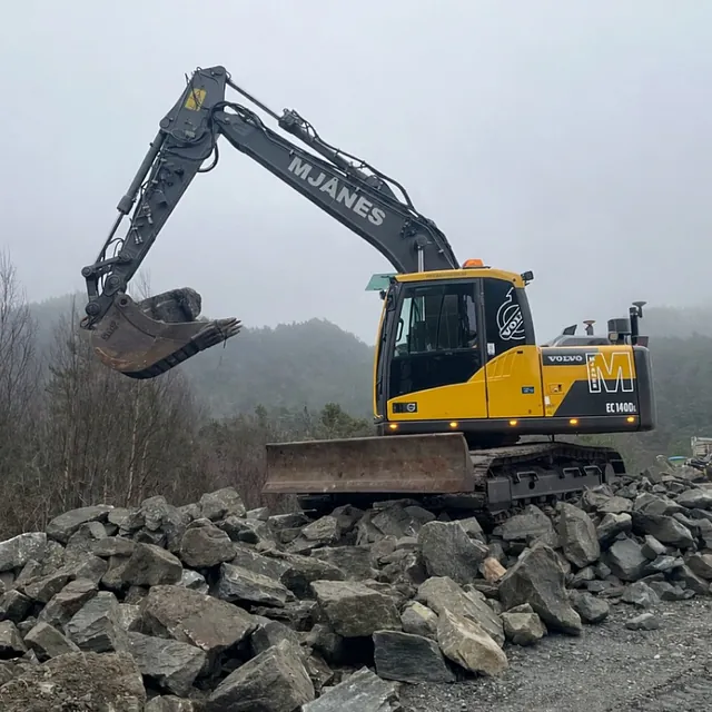 Gravemaskin på steinmasse