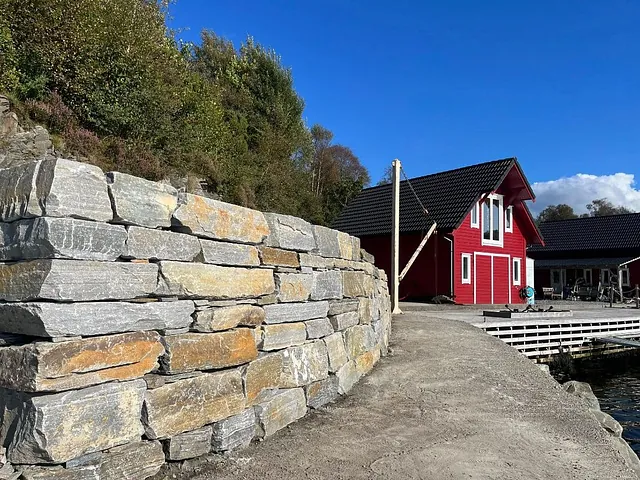 Natursteinsmur ved havet