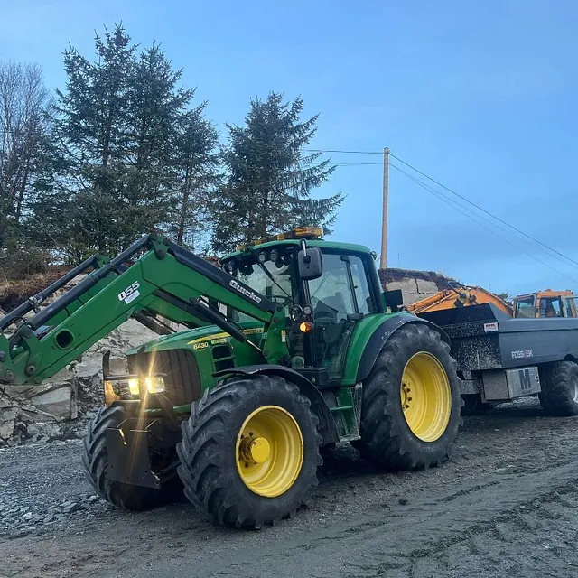 Gravemaskin frakter pukk